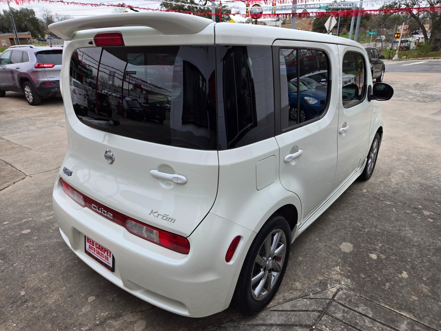 2009 WHITE /BLACK Nissan cube (JN8AZ28R79T) with an 1.8L I4 F DOHC 16V engine, Automatic transmission, located at 503 West Court, Seguin, TX, 78155, (830) 379-3373, 29.568621, -97.969803 - Photo#2